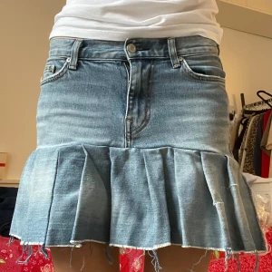 Volang jeanskjol - Så snygg jeanskjol med plisserade volanger🤗🤗🌸🌸💕💕Storlek w27, midjemåttet är ca 34cm🩷