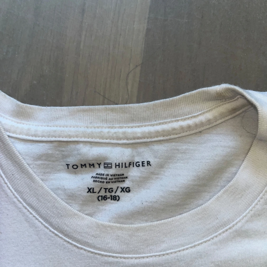 Vit t-shirt från Tommy Hilfiger - 3