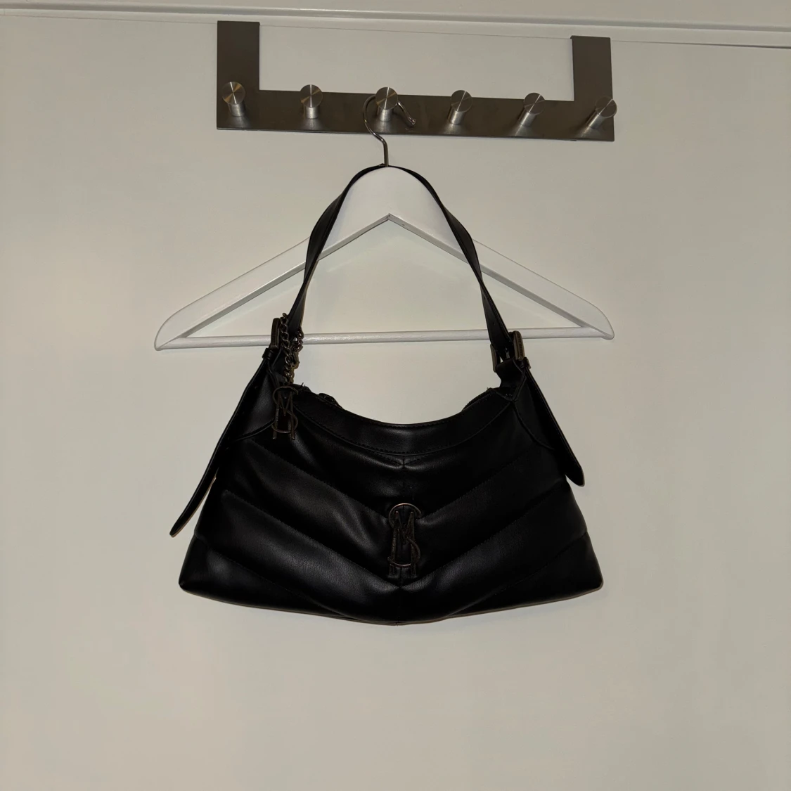 Svart axelväska med dragkedja steve madden