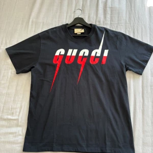 Svart Gucci T-Shirt  - Produkten är aldrig använd och helt ny, priset går att diskutera vid snabb affär. För fler frågor kom DM.