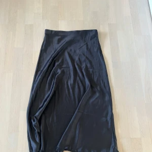 Söt satin kjol - Satin kjol ifrån Lager 157, passar perfekt till en blus eller stickad tröja!🤎🧸