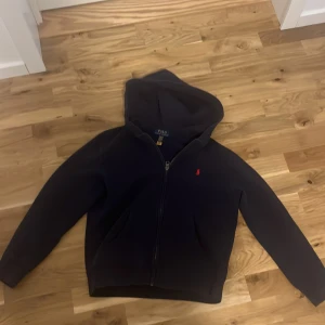 Polo ralph lauren zip hoodie 10-12 år  - Säljer en polo ralph lauren hoodie därför att den blev för liten inte ett märle av användnig (Ny pris ca 1100kr)