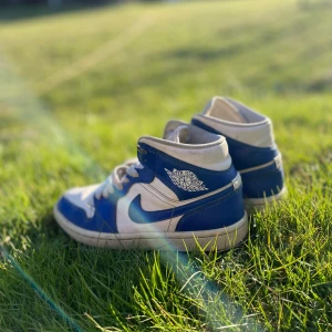 Air Jordan 1 Mid Kentucky Blue - Välanvända blå och vita jordans med slitningar i hälarna, syns på bild 3&4. Låda ingår