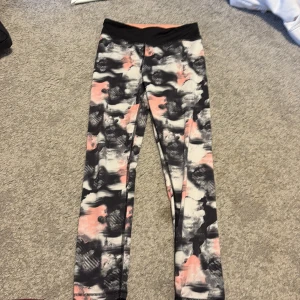 Mönstrade träningsleggings från H&M - Säljer ett par coola träningsleggings från H&M med ett abstrakt mönster i svart, rosa och vitt. Storlek 134-140. 🖤
