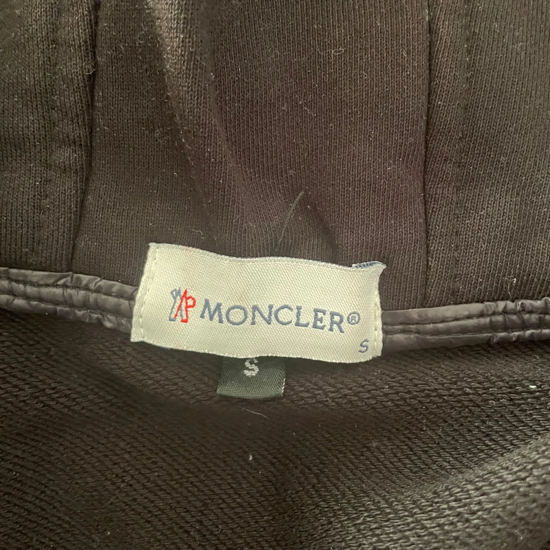 Svart jacka med huva från Moncler - 3