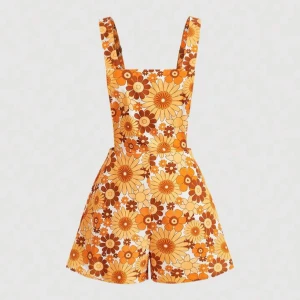 Blommig  shorts i orange och brunt - Retroinspirerad shorts med ett färgglatt blommönster i orange och brunt. har justerbara axelband och en bekväm passform. Perfekt för en somrig look med en t-shirt under.