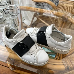 Valentino open sneakers  - Stiliga valentino open skor i fint skick! Storlek 42 passar 43 också. Endast skor finns, Perfekta inför sommaren. Nypris 7000kr. MVH Simon 