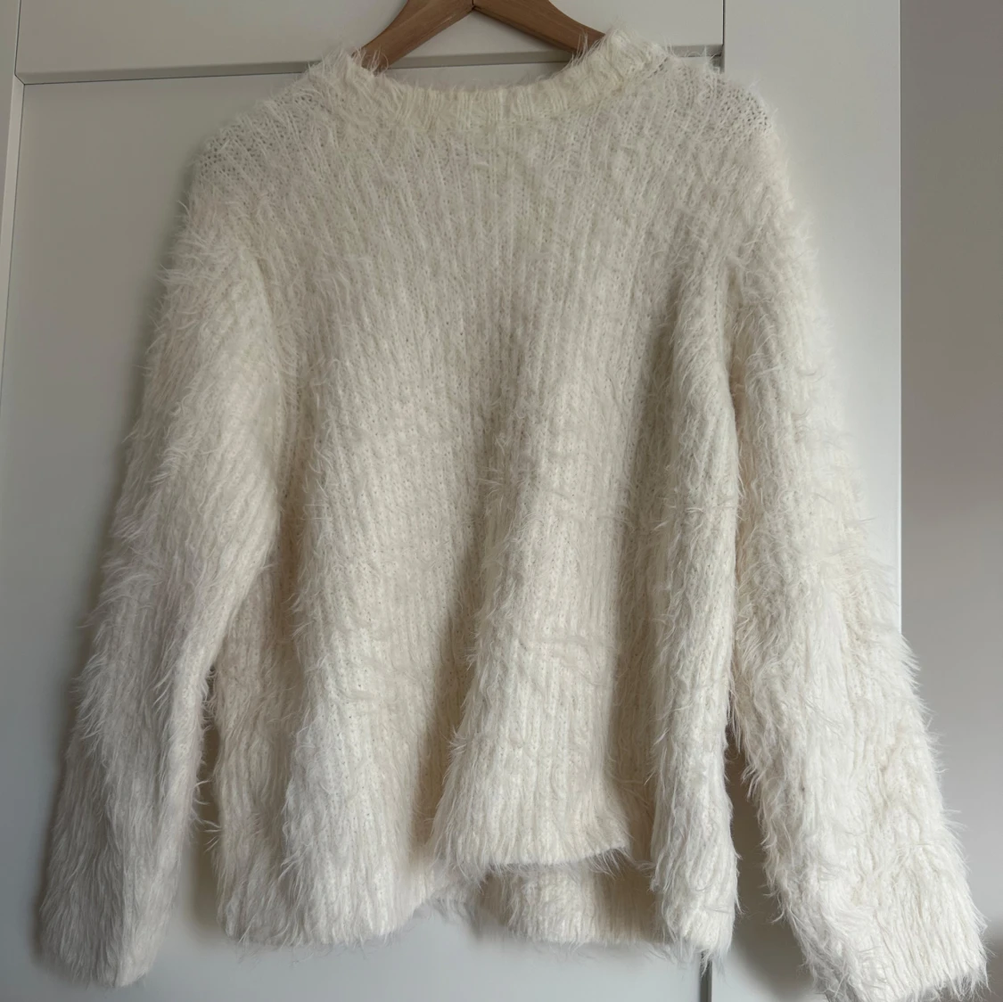 Vit fluffig tröja från Wera - 1