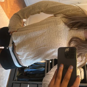 Beige ribbad tröja - Säljer en beige ribbad tröja med långa ärmar. Perfekt för en avslappnad stil. Tröjan har en bekväm passform och är lätt att matcha med olika outfits.