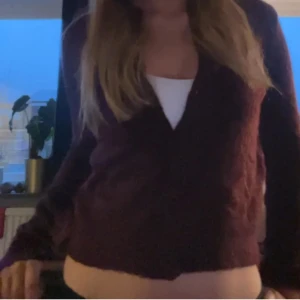 Vinröd kofta med knappar - Super söt kofta från hm använd 2 gånger❤️