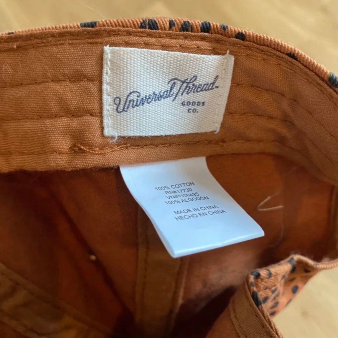 Prickig keps från Universal Thread - 2