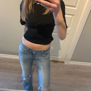 Nelly jeans - Jätte jätte snygga håliga jeansen från Nelly, de är uppsprättade längst ner vid foten för en längre längd men är i jätte bra skick! Säljer för dom blivit för stora. Pris går att diskutera!