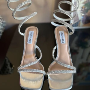 Silvriga klackar från Steve Madden - Köpte dom i Miami, jätte fina men för stora, helt oanvända 