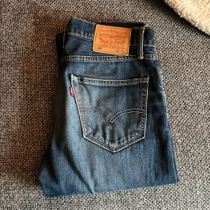 Levi's 502 jeans - Säljer ett par klassiska Levi's 502 jeans i blå denim. De har en normal passform med en rak stil och är tillverkade i slitstarkt jeanstyg. Perfekta för en avslappnad look.
