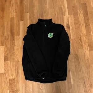 Hammarby fleece - Hammarby fleece köpt bakom norra, gjord av HU(?) Säljer pga att den är för stor! Knappt använd, vid frågor kontakta mig
