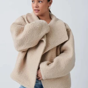 Beige teddyjacka - Mysig beige teddyjacka med en oversized passform. Jackan har långa ärmar och en stor krage som ger en trendig look. Perfekt för kyliga dagar.