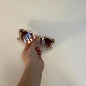 Chimi 04 - Säljer ett par solglasögon från Chimi, glasögonen är i modellen 04 och passar både tjejer och killar och dom är perfekta för en solig dag! Skick 8/10 och är väl omhändertagna.