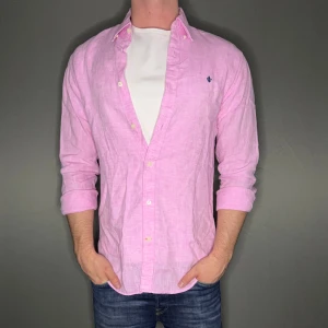 Morris linnen skjorta - Hej säljer nu min fina Morris linnen skjorta i storlek M. Den är i nyskick och kommer vara otroligt snygg nu i vår och framåt sommaren. Nypris cirka 1600kr! Vi kommer att sälja liknande produkter nu i vår och närmare sommar så glöm inte följa profilen!🌊🍾