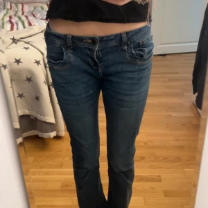 Mörkblå jeansbyxor - säljer världens snyggaste lågmidjadd mörkblå LTB jeans eftersom att dom blivit för korta 🙃🥹 Lite insydda i midjan men inget som syns, nästan helt oanvända 😆Storlek W29 L34