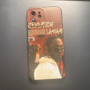 Mobilskal med grafiskt tryck - Snyggt mobilskal med ett coolt grafiskt tryck i rött och svart. Skalet har en stilren design med plats för kamera och knappar. Perfekt för att ge din mobil en unik look!