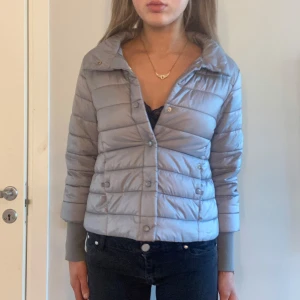 Jacka med trekvarts armar - Följ mig gärna då jag lägger upp liknande plagg 🌼 Säljer denna super snygga herno liknande vår jackan. Den är från top secret, i storlek 34 och k perfekt skick. Skriv gärna om du har frågor eller köp direkt via köp nu så postar jag dagen därpå ❤️