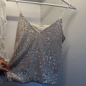 Festtopp från Stockh LM - Snygg glittrig festtopp från Stockh LM, endast använd en gång!