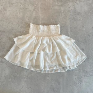 Vit volangkjol Chelsea - Söt vit kjol från Chelsea, perfekt till sommaren! Storlek S!