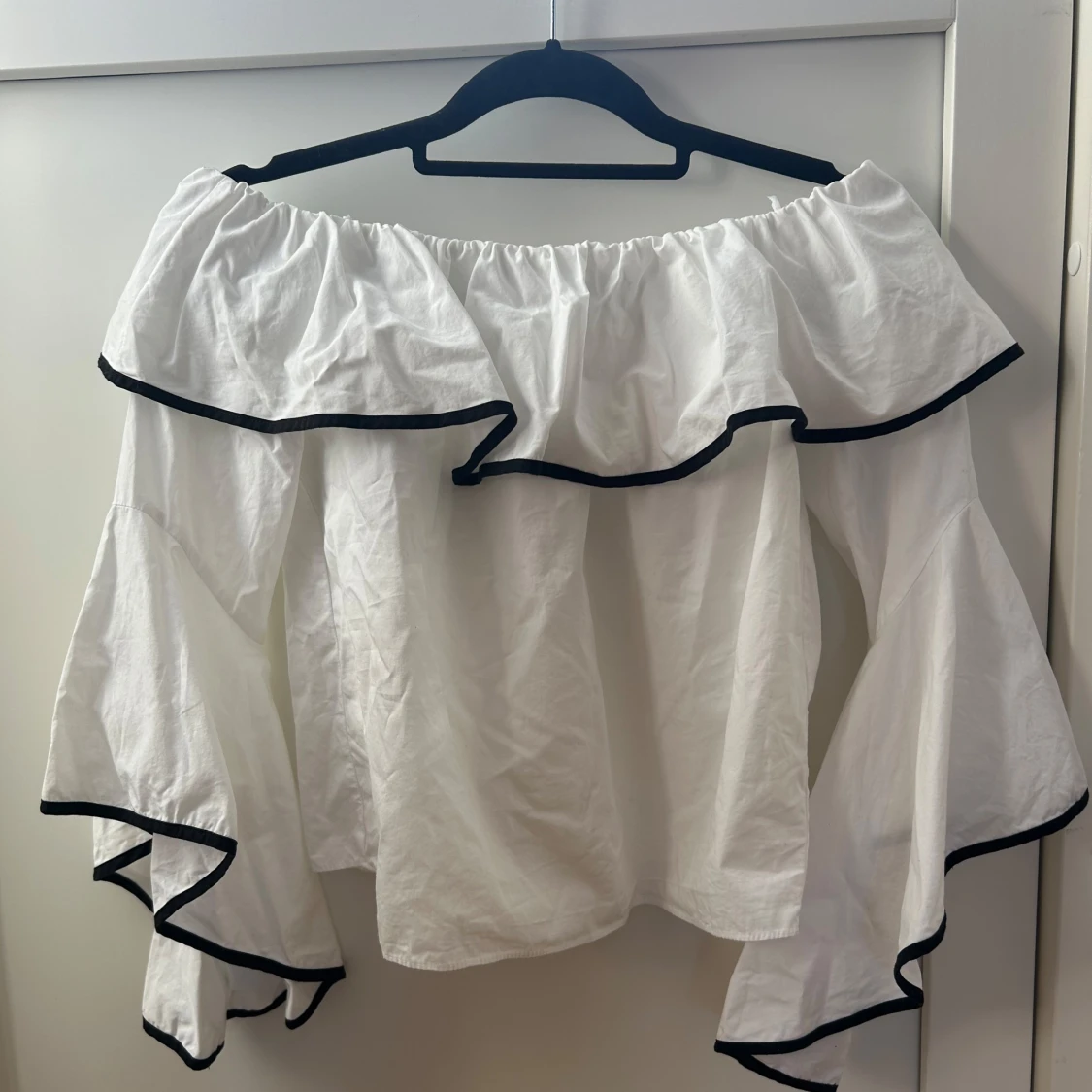 Vit blus med volangdetaljer från Zara - 1