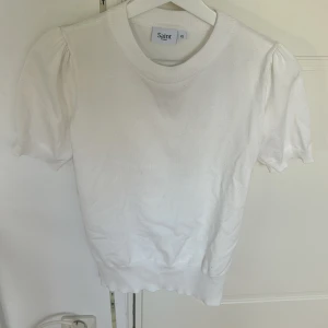 Vit kortärmad tröja från Saint - Säljer en vit tröja från saint. I storlek xs. köpt för 400kr säljer för 199kr använt ca tre gånger. Jättefin vit kortärmad tröja💕