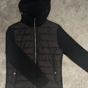 Cardigan herr - Säljer min cardigan jacka från H&M i ny-skick! Storlek S. Svarar gärna på frågor 🤗.