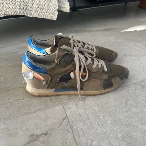 Philippe model trainers  - |Säljer nu dessa snygga Philippe model trainers|Skorna är i storlek 45|De är i använt skick men helhetsintrycket är bra|Vid eventuella frågor är du välkommen att kontakta oss|