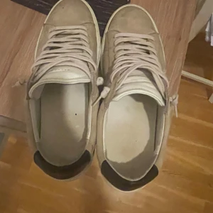  Oliver Cabell (fog) - Oliver Cabell skor med vit sula och snörning. Skorna har en stilren design och är använd ett fåtal gånger. Boxen följer med dom är köpta för 3300kr. Det är storlek 40(finns box)pris kan diskuteras vid snabbaffär.