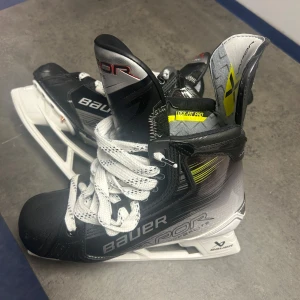 Bauer Hyperlight 2 skridskor - Säljer ett par Bauer Hyperlight 2 skridskor i storlek 6,5 ( motsvarar ca 40,5-41 ). Dem är endast använda 1 gång på is. Så i mer eller mindre helt nytt skick. Kommer tyvärr utan skenor, därav det låga priset, men man kan enkelt ta med dem till en sportaffär och få hjälp att få fram rätt skenor för några hundra upp till en tusenlapp. Köp för 3200kr.  (Nypris runt 10 000kr)