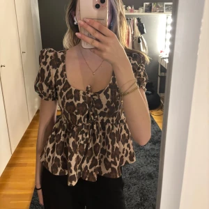 Leopardtopp med puffärm - Super gullig leopardmönstrad topp med puffärm och knytning framtill. Endast använd fåtal gånger så i superfint skick!🩷