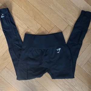 Svarta leggings från Gymshark - Jättefina tights från Gymshark, köpta får några år sedan men knappt blivit använda! Hör av dig vid frågor 💞