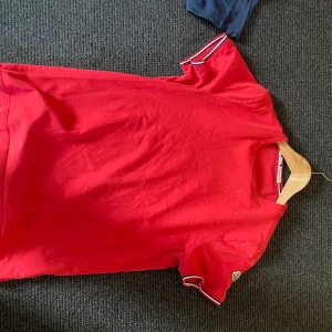 Röd t-shirt från Moncler - Snygg röd t-shirt från Moncler. Perfekt för en avslappnad stil. Nypris ca 3000kr