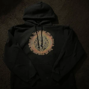 Svart Hoodie med Graf - Skitskön hoodie med coolt tryck på framsidan, hade behållt men den är tyvärr lite för stor för mig. Passar M-L
