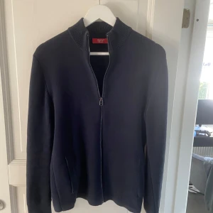 Mörkblå fullzip - Säljer en stilren mörkblå tröja från Esprit med dragkedja framtill. Tröjan har en ribbad krage och långa ärmar. Storlek Xs men passar s lika bra. I princip helt ny endast använd kanske 2 gånger som max. Inga fel alltså. Priset kan diskuteras. Hör av er vid frågor mm!😁 nypris runt 800