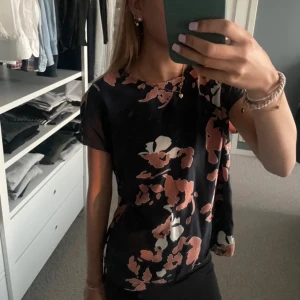 Blommig blus från Just Female - Säljer en snygg blommig blus från Just Female i storlek XS.