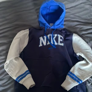 Blå/vit Nike hoodie, nypris 900 säljer för 600 och priset kan snackas - Säljer en blå vit Nike hoodie pga att den är för liten, nypris 900. Är typ som ny jag andvänt den ett fåtal gånger 