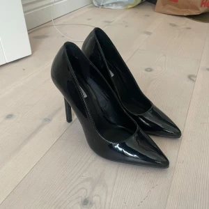 Svarta pumps med spetsig tå - Snygga svarta pumps från NLY Shoes med hög klack och spetsig tå. Perfekta för en elegant look. Aldrig använda och 9 cm klack