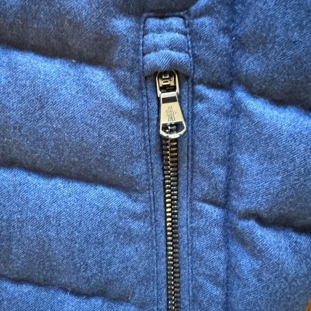 Säljer en snygg blå från Moncler. Jackan har en quiltad design med dragkedja framtill och två praktiska fickor med dragkedjor. Perfekt för kyligare sommardagar med sin varma och stilrena look. Jackan är i nyskick och storlek 3 motsvarar M. Takit.