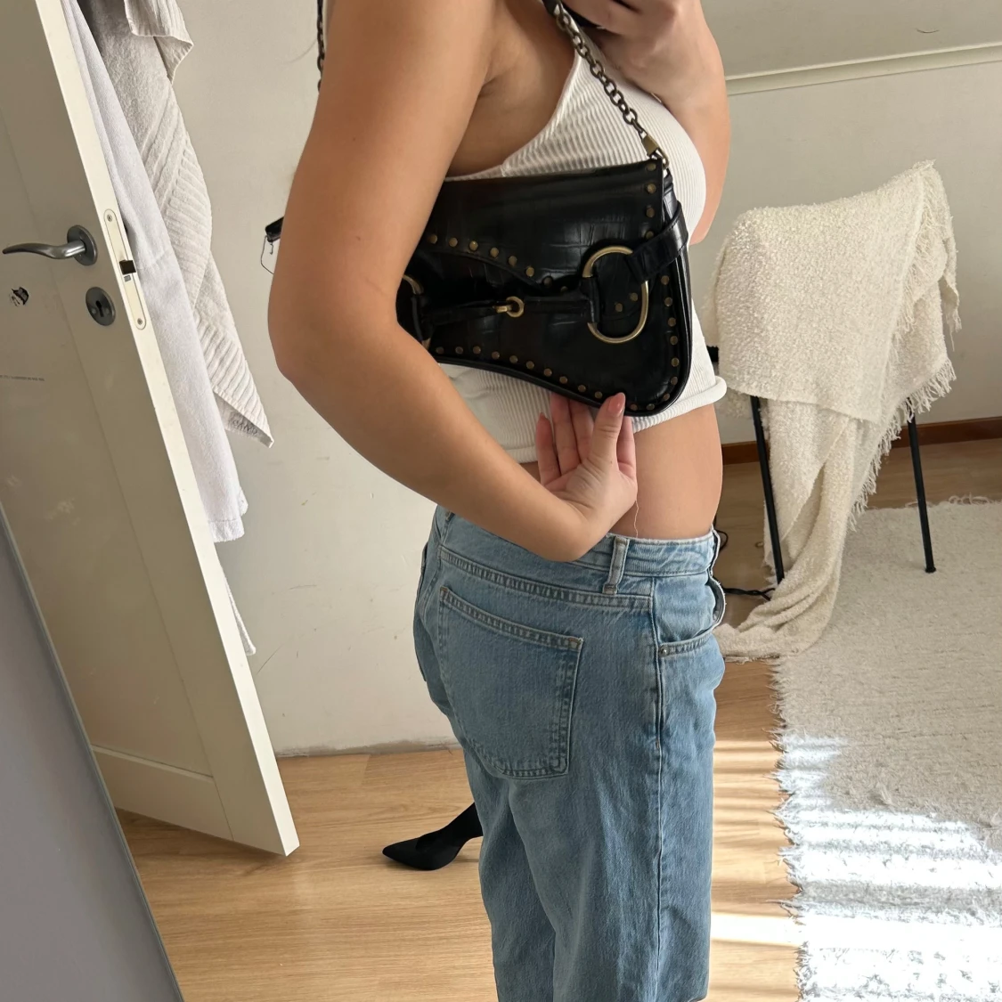 Svart axelväska med nitar - 1