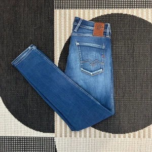 Replay jeans  - Storlek W30 L32, jeansen är i ny skick, med en jätte fin wash, hör av er vid frågor samt övriga funderingar 