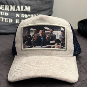 Vit och marinblå keps från Giovinz - Säljer nu min giovinz wolf of Wall Street keps, den är aldrig använd och är riktigt bekväm och riktigt snygg. Perfekt till sommaren med en riktigt snygg bild. 