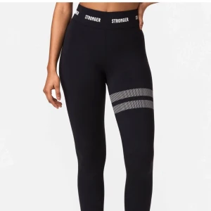 Svarta tights från Stronger -  Tights från Stronger med hög midja. Använda endast en gång, nypris- 799kr