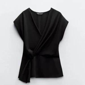 Zara blus - Svart ”omlott” blus från zara. Använd ca 3 gånger så inga deffekter!