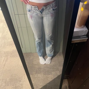 Lågmidjade jeans - Jättesöta lågmidjade jeans med rosa sömmar och detaljer som jag köpte på vinted häromdagen men som tyvärr inte passade💗 Står storlek S i dom och de var lite korta på mig som vanligtvis bär 25/32. Är 163 ish och har långa ben💗 Kan skicka mått om så önskas!💗