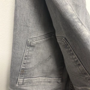 Gråa dundup jeans - Säljer mina gråa dundups i storlek 34 men jag själv har W33 o de passar mig helt perfekt, köpta på NK för ca 3000. Dom är i ett mycket fint skick