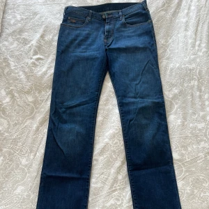 Mörkblå jeans från Emporio Armani - Armani Jeans i nyskick! Hör av er vid frågor eller om fler bilder önskas!